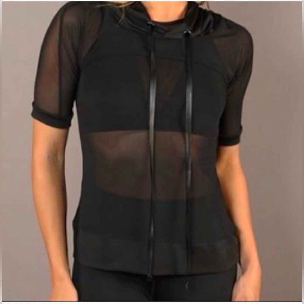 NWT GRAY SHORT SLEEVE MESH
HOODED TOP